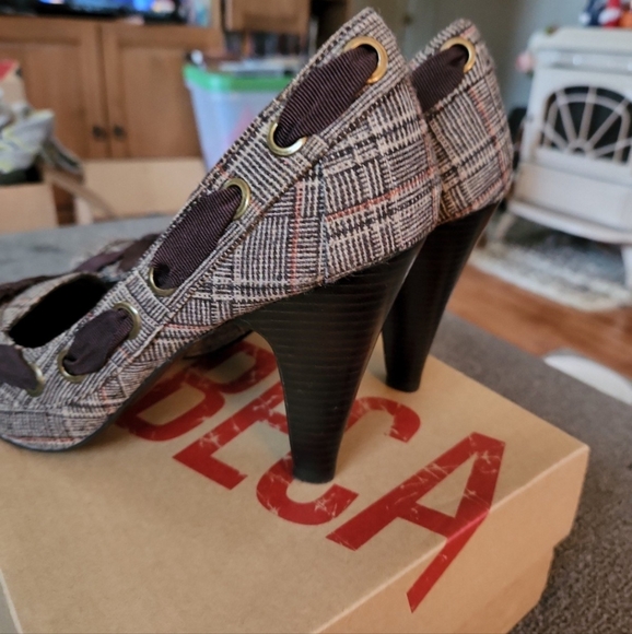 NEW in Box Tribeca by Kenneth Cole brown plaid heels pumps sz 9.5 - Picture 2 of 6